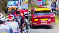Folle sorpasso a un gruppo durante la tappa di La Plagne, multato l’autista del direttore del Tour