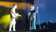 Lussemburgo, la beffa di un fan fa infuriare i Green Day: chiede la chitarra e poi suona gli Oasis