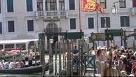 Venezia, la gondola a 2 euro "scoperta" dagli influencer: ressa di turisti. I residenti protestano