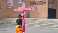 "Ecce vulva, il consenso crocefisso": a Milano l'installazione-provocazione contro il ddl Bongiorno