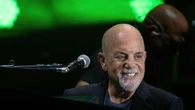 Billy Joel combatte contro una rara malattia al cervello ma rassicura i fan: “Mi sento bene”