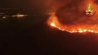 Lago Maggiore: le fiamme di notte a Laveno Mombello. I Vigili del Fuoco: "Sotto controllo"
