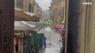 Nubifragio ad Arezzo, "colpita" la Fiera: i libri galleggiano lungo Corso Italia