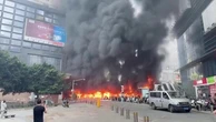 Cina, incendio distrugge un parcheggio: i boati e le fiamme nel centro della città