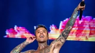Fedez, il ritorno live è con le scuse a Sinner: “Colpa mia, non mi sono fatto capire”