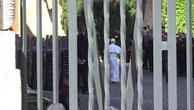 Papa Leone XIV arriva in aula Nervi per l'incontro con i cardinali: accolto da un applauso