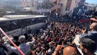 Khan Younis: una enorme folla accoglie i detenuti palestinesi rilasciati da Israele