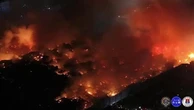 Manila, l'incendio spaventoso si mangia un quartiere della città nella notte