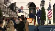 Thanksgiving, Biden grazia i tacchini e saluta l’America: 