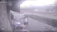 Milano, il momento dell'accoltellamento davanti al bar di via Paravia