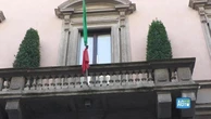 Morte Giorgio Armani, la bandiera a lutto nella casa della maison milanese