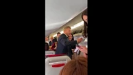 Ungheria, metti un premier su un volo di linea: Magyar tra selfie e strette di mano coi passeggeri