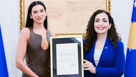 Dua Lipa è ufficialmente una cittadina kosovara: “Sento che le mie due metà ora sono una sola”