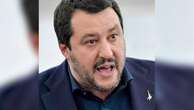 Il ministro dei Trasporti Salvini alle prese con la patente: 