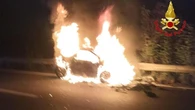 Scontro tra due auto a Carpiano, una distrutta dalle fiamme: grave ragazzo di 27 anni
