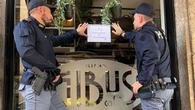 Chiuso per un mese il Gibus Cafè: qui tredici persone arrestate per aver aggredito i poliziotti