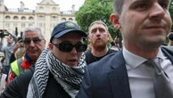 Mo Chara a processo a Londra per terrorismo dopo la bandiera Hezbollah: cori pro-Pal fuori dal tribunale