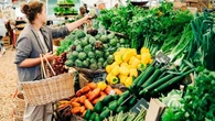 Biologico italiano, il mercato vale 10 miliardi di euro: crescono area coltivata e operatori