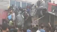 Gaza, aiuti umanitari vengono paracadutati su un edificio: balcone crolla e finisce sulla folla
