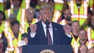 Trump ripete la gag contro la sollevatrice di pesi transgender: "Melania non vuole che la faccia"