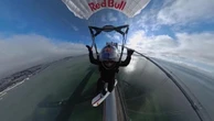 Sfida alla gravità: il primo uomo a fare skysurfing sui cavi del Bay Bridge di San Francisco