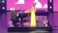 Toy story 5, Taylor Swift chiama sul palco Randy Newman: insieme cantano "You've got a friend in me"