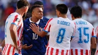 I calci, le offese di Mbappé, gli insulti alla madre di Deschamps: Paraguay-Francia come una corrida