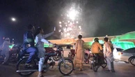 Pakistan: fuochi di artificio in strada a Peshawar per festeggiare la tregua