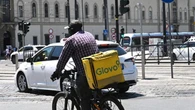 Bonus beffa, Glovo condannata: “Ai rider occhiali da sole e crema solare. E contributo triplicato”