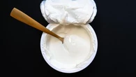 Fake news sul cibo, "Lo yogurt scaduto si può mangiare?": la risposta dell'esperto