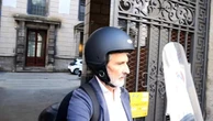 Milano, in comune si rivede l'assessore Tancredi: lascia palazzo Marino in moto