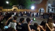 Roma, notte prima degli esami: il rito degli studenti che cantano Venditti davanti al Liceo Mamiani