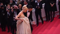 Cannes 2024: l'abito è troppo lungo e Anna Taylor-Joy non riesce a salire la scalinata