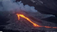 Hawaii, il vulcano Kilauea torna a eruttare: la lava illumina la notte sull’isola
