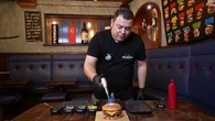 "Così si prepara l'hamburger più buono d'Italia": il re dei panini gourmet svela la sua creazione