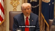 Trump fa il brillante con la giornalista: "Lei è argentina? Io amo l'Argentina!"