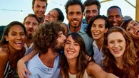 La riscoperta dello stare insieme: 7 italiani su 10 vogliono più socialità autentica