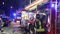 Milano, una vittima nell'incendio in una casa di sette piani: i vigili del fuoco al lavoro