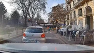 Milano, tram deragliato: il vagone si inclina poi lo schianto ripreso da un automobilista