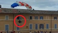 Paracadutista atterra sul tetto a Caprarola: paura durante la festa della Lazio