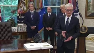 Il regalo di Tim Cook, Ceo di Apple, a Trump: una targa d'oro per il tycoon