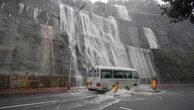 Hong Kong: allerta nera per i temporali, la piogge intense creano una cascata sulla strada