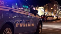 Uomo accoltellato in casa nelle Marche: muore dissanguato. Sospetti sulla compagna