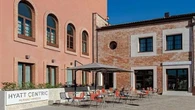 Murano, la manager dell’Hyatt licenziata vince la causa: “Si possono ricevere mance dai tassisti”