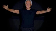 Da commesso alla Rinascente al blu Armani, la rivoluzione dello stile di Re Giorgio: la videoscheda
