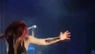 Paura per Noemi, vola dal palco durante un concerto in Abruzzo: il momento della caduta