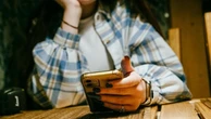Meno alcol, meno fumo, più solitudine digitale. E se il nuovo sballo fosse l’algoritmo?
