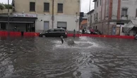 Maltempo a Milano: allagamenti anche nella zona sud: in via Vittorini l'acqua esce dai tombini