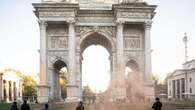 Ultima Generazione, nuovo blitz a Milano: imbrattato l’Arco della Pace con vernice rosa