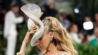 Dallo stravagante cappellino di Sarah Jessica Parker alla tiara floreale di Amanda Seyfried, i copricapo più strani del Met Gala 2024